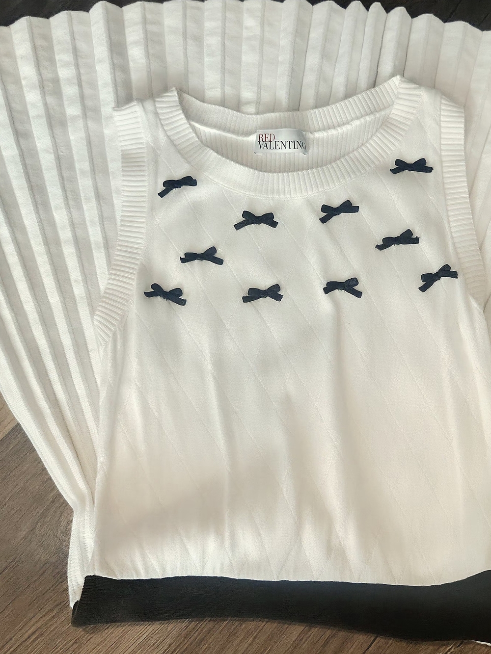 RED Valentino White Knit Shell with Black Bow Accents